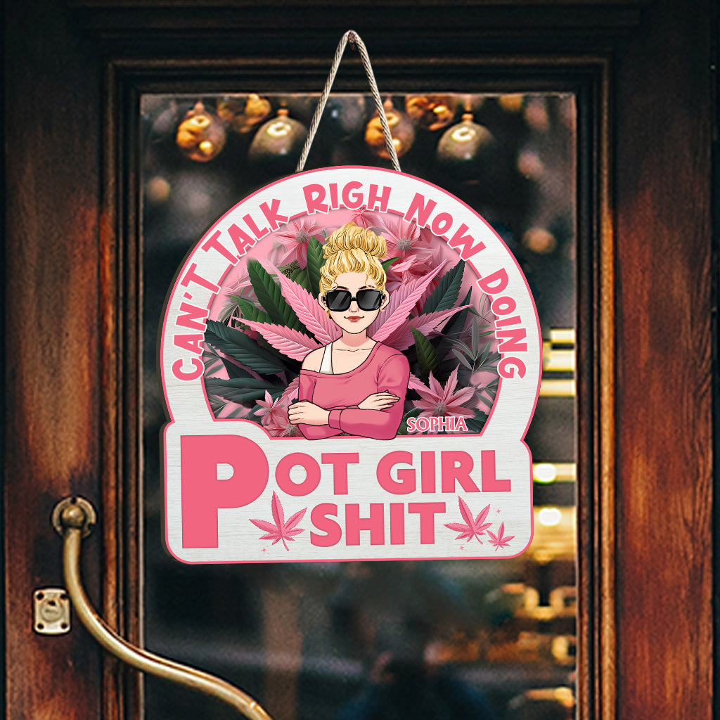 Je ne peux pas parler maintenant, je fume de l'herbe - Panneau en bois personnalisé en forme de weed