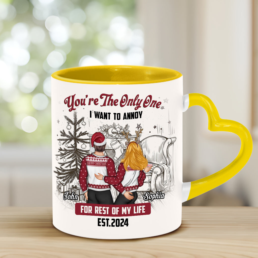 Tu es la seule que j'ai envie d'embêter - Mug personnalisé pour couple avec anse en forme de cœur