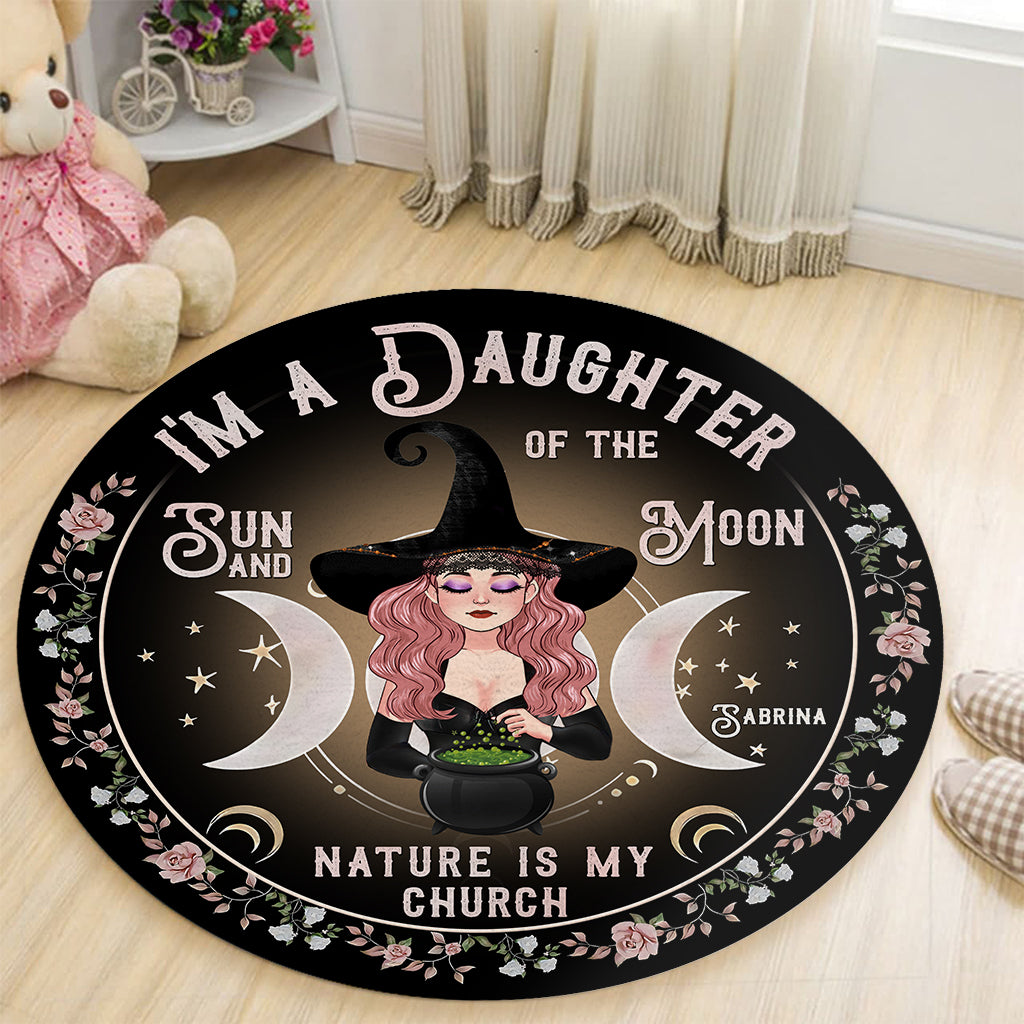 Je suis une fille du soleil et de la lune, la nature est mon église - Tapis rond personnalisé de sorcière