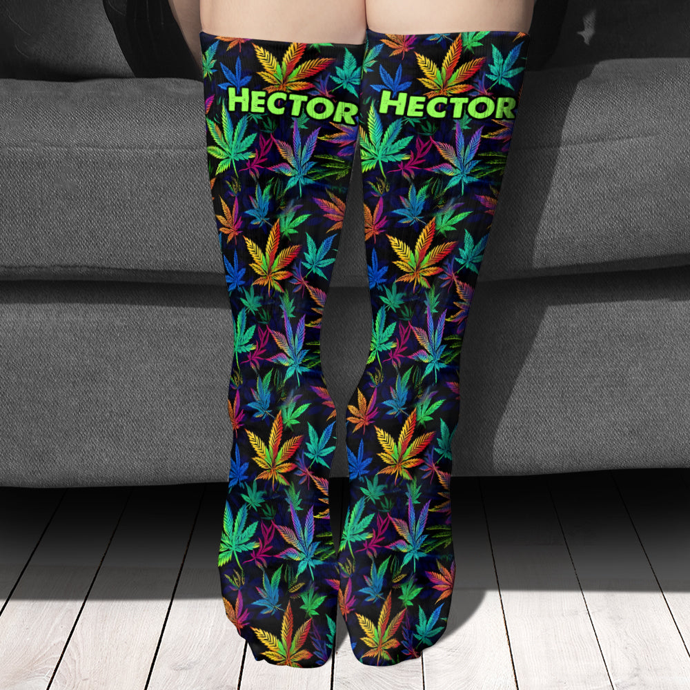 Il est 420 quelque part. Chaussettes colorées à motifs de marijuana - personnalisées.