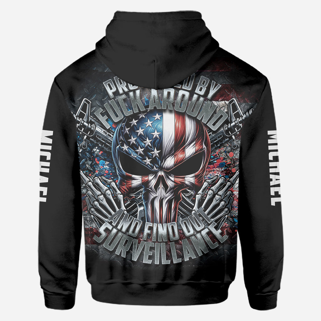 Protégé par la surveillance "Fck Around and Find out" - T-shirt personnalisé tête de mort sur toute la surface