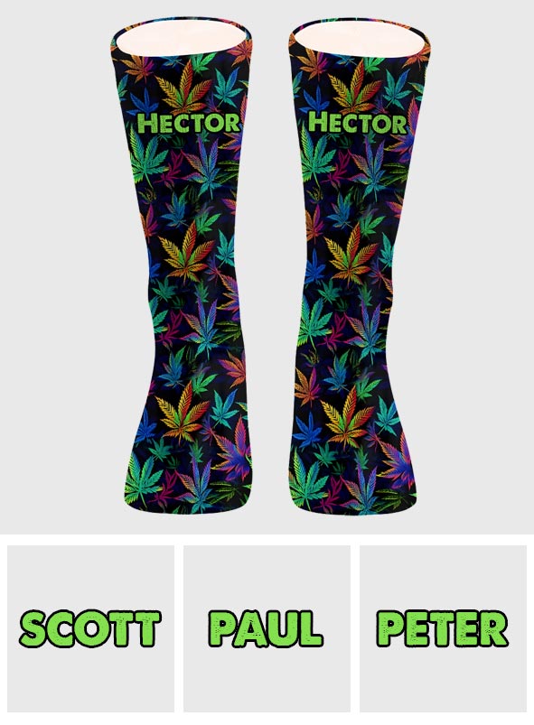 Il est 420 quelque part. Chaussettes colorées à motifs de marijuana - personnalisées.