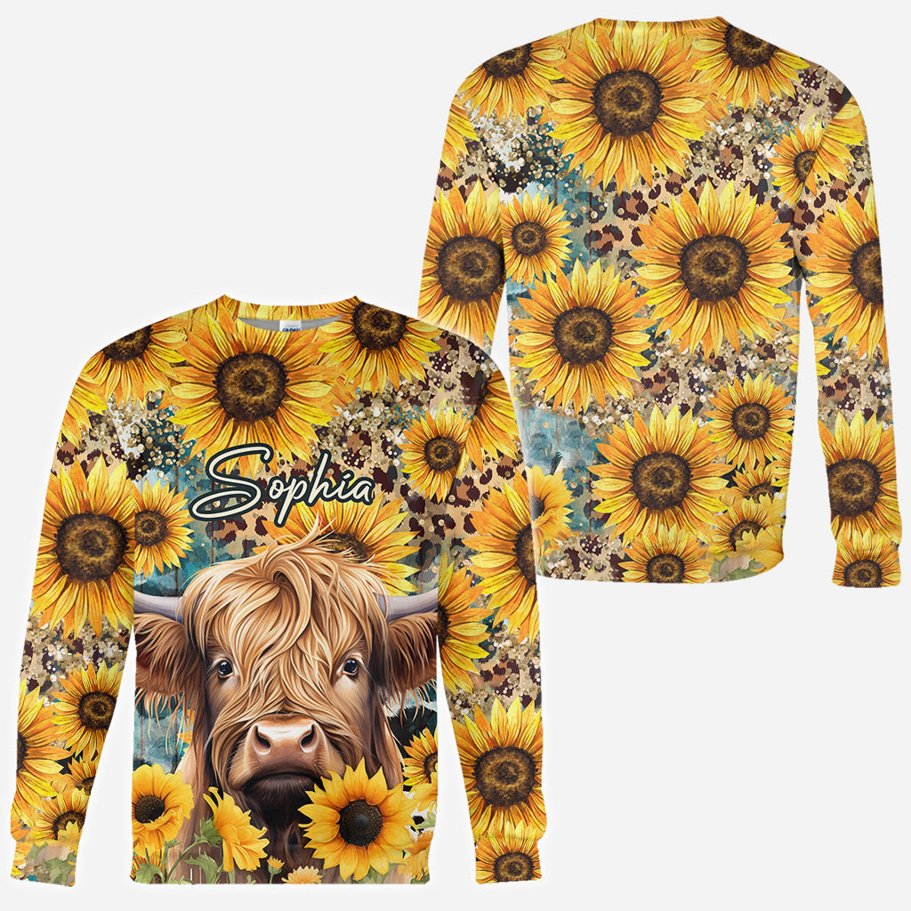 T-shirt personnalisé intégral représentant une vache des Highlands parmi des tournesols