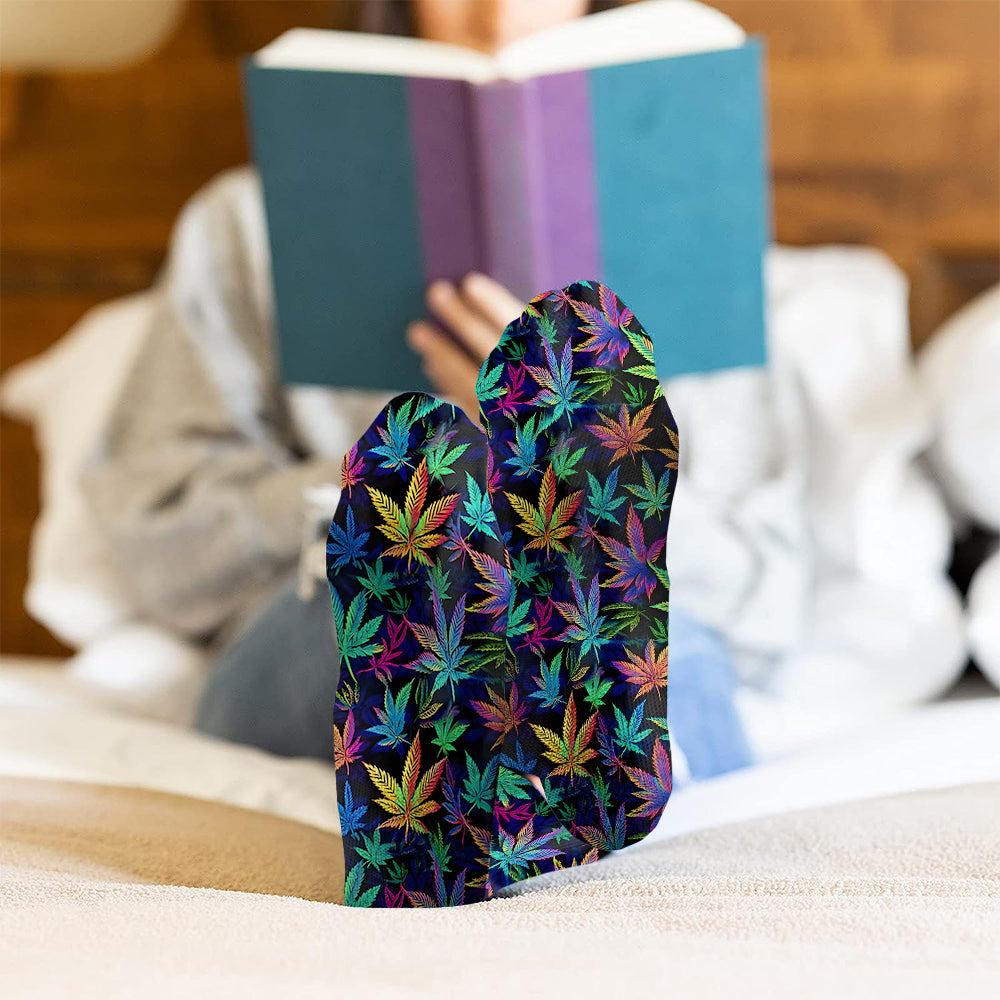 Il est 420 quelque part. Chaussettes colorées à motifs de marijuana - personnalisées.