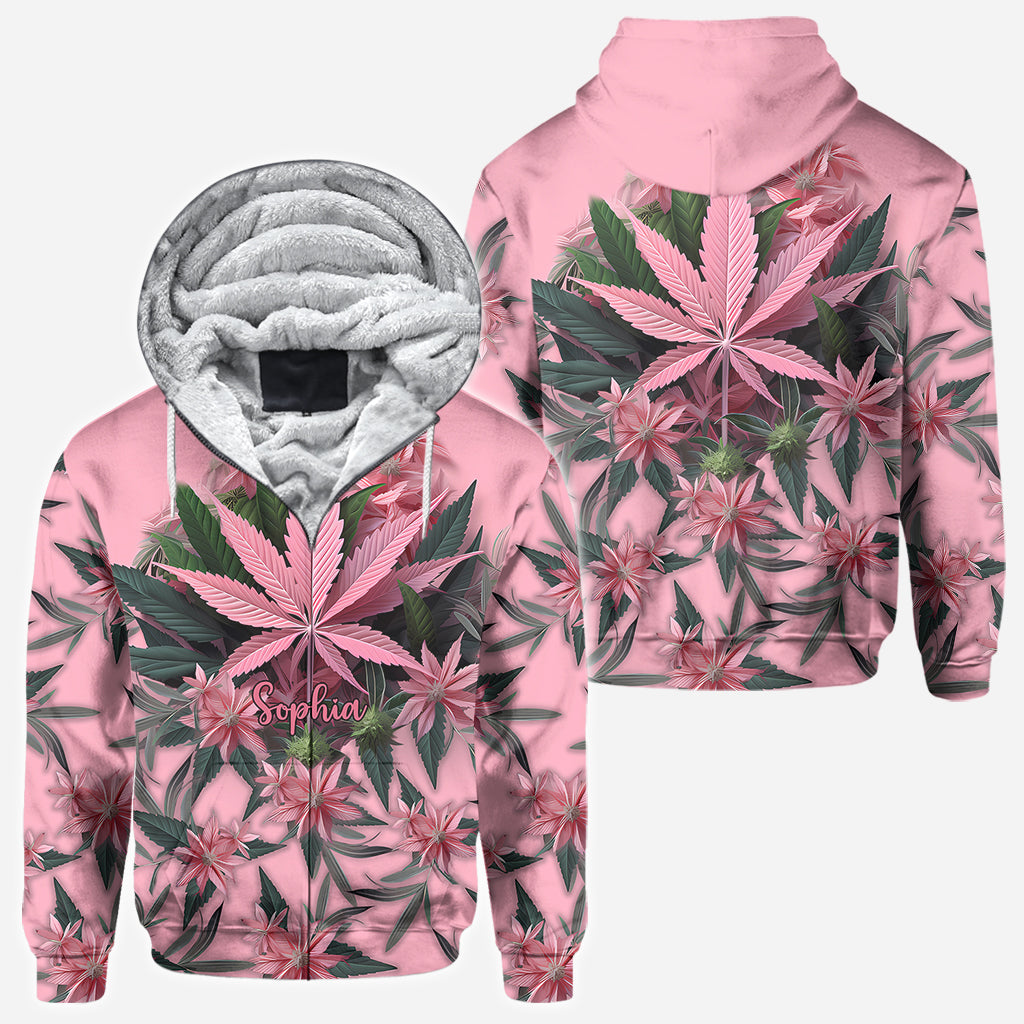 T-shirt rose « Stoner Chick » personnalisé avec motif cannabis.