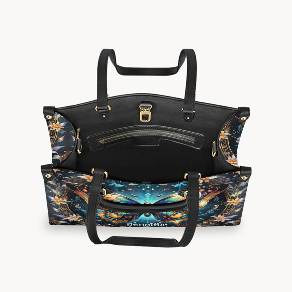 Sac à main en cuir personnalisé avec un magnifique papillon doré métallisé - Sac à main papillon personnalisé