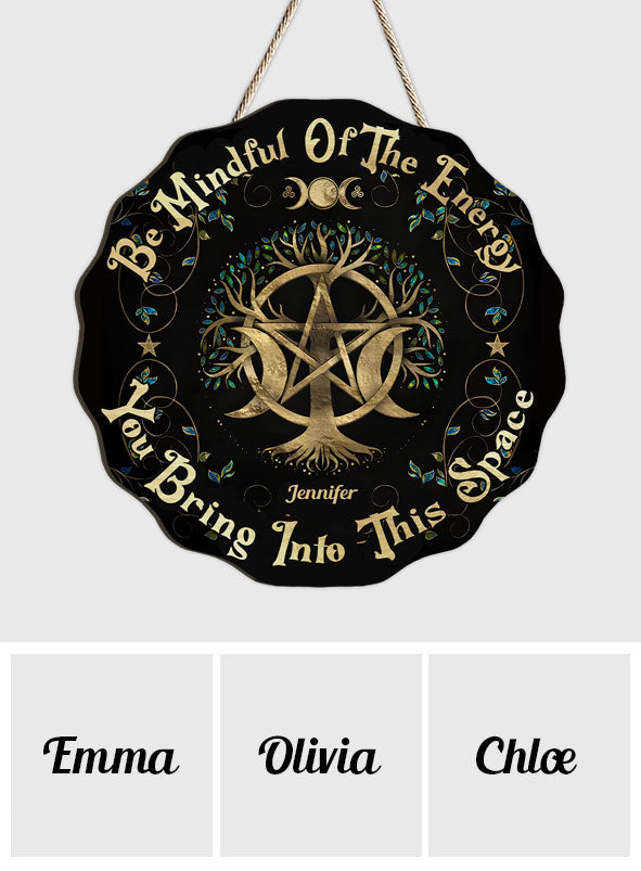 Soyez attentif·ve·s - Panneau en bois personnalisé « Sorcière » en forme de sorcière