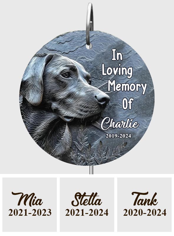 En souvenir de notre cher chien - Ardoise ronde suspendue personnalisée pour jardin - Motif chien