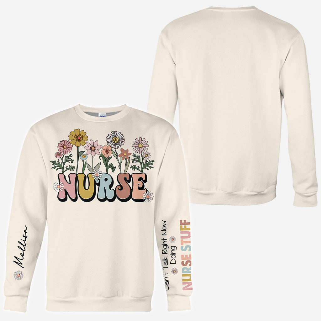 Je ne peux pas parler maintenant, je fais mon boulot d'infirmière - T-shirt personnalisé intégral pour infirmière