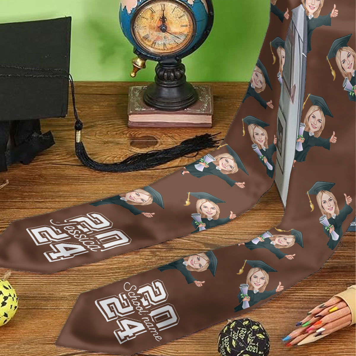 Écharpe de remise de diplôme personnalisée avec un personnage caricatural et amusant 
