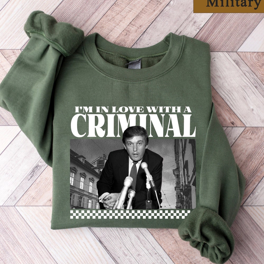 T-shirt « Je suis amoureuse d'un criminel pro-Trump », T-shirt sarcastique Donald Trump, T-shirt humoristique Trump 2024, Cadeaux républicains, T-shirt et sweat à capuche pour femmes sur le thème des élections