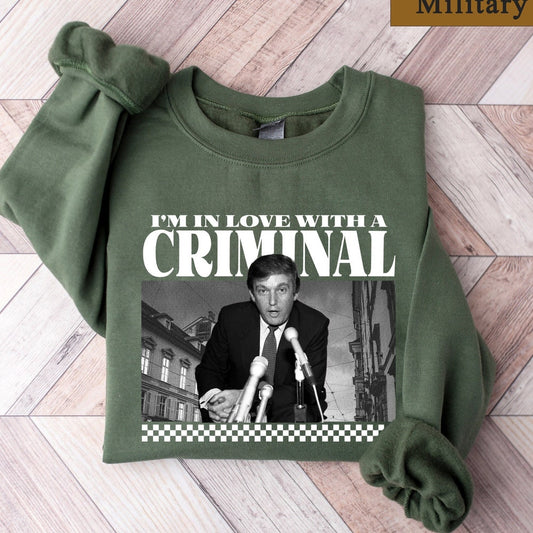 T-shirt « Je suis amoureuse d'un criminel pro-Trump », T-shirt sarcastique Donald Trump, T-shirt humoristique Trump 2024, Cadeaux républicains, T-shirt et sweat à capuche pour femmes sur le thème des élections