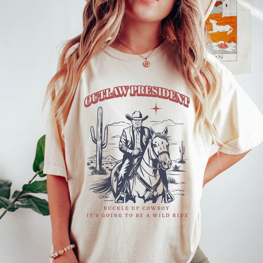 T-shirt et sweat à capuche Comfort Colors « The Outlaw President Trump », style western, avec Donald Trump et un message « Trump Convicted Not-Guilty ».