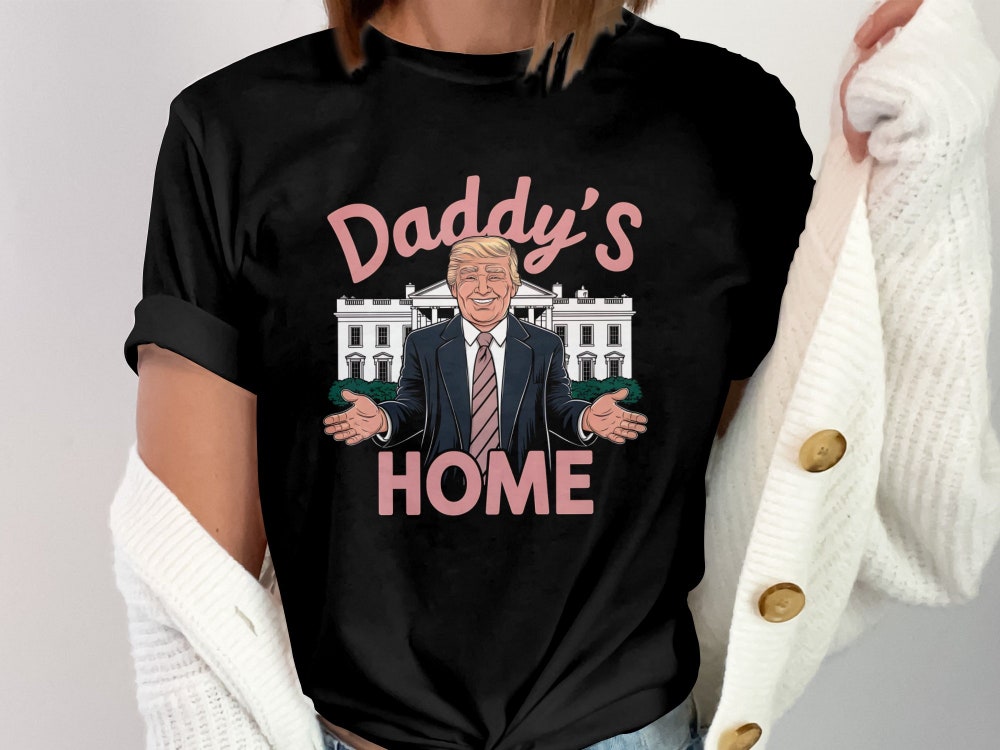 T-shirt « Papa est à la maison » Trump, T-shirt humoristique Trump 2024, Cadeau républicain, T-shirt Président 2024, T-shirt unisexe humoristique à col rond et sweat à capuche Trump