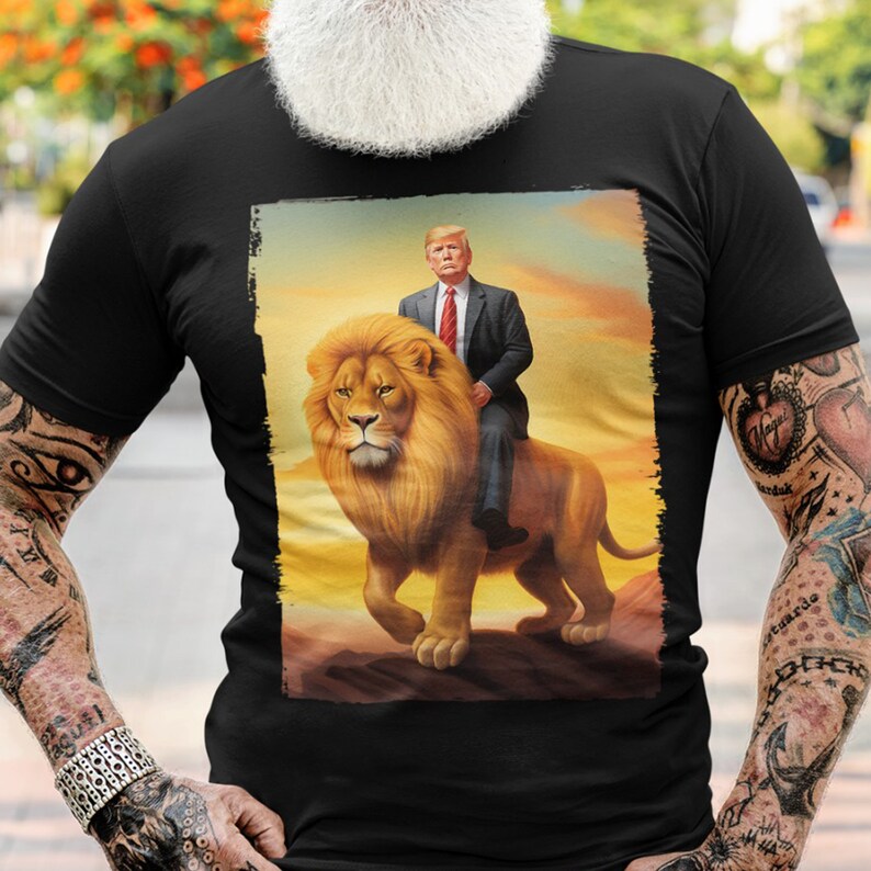 T-shirt et sweat à capuche Donald Trump chevauchant un lion 0924