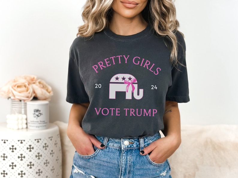 T-shirt « Pretty Girls Vote Trump » pour femmes, T-shirt Coquette Trump 2024, T-shirt républicain, T-shirt « Trump Girl Election », T-shirt et sweat à capuche « Politique » à offrir.
