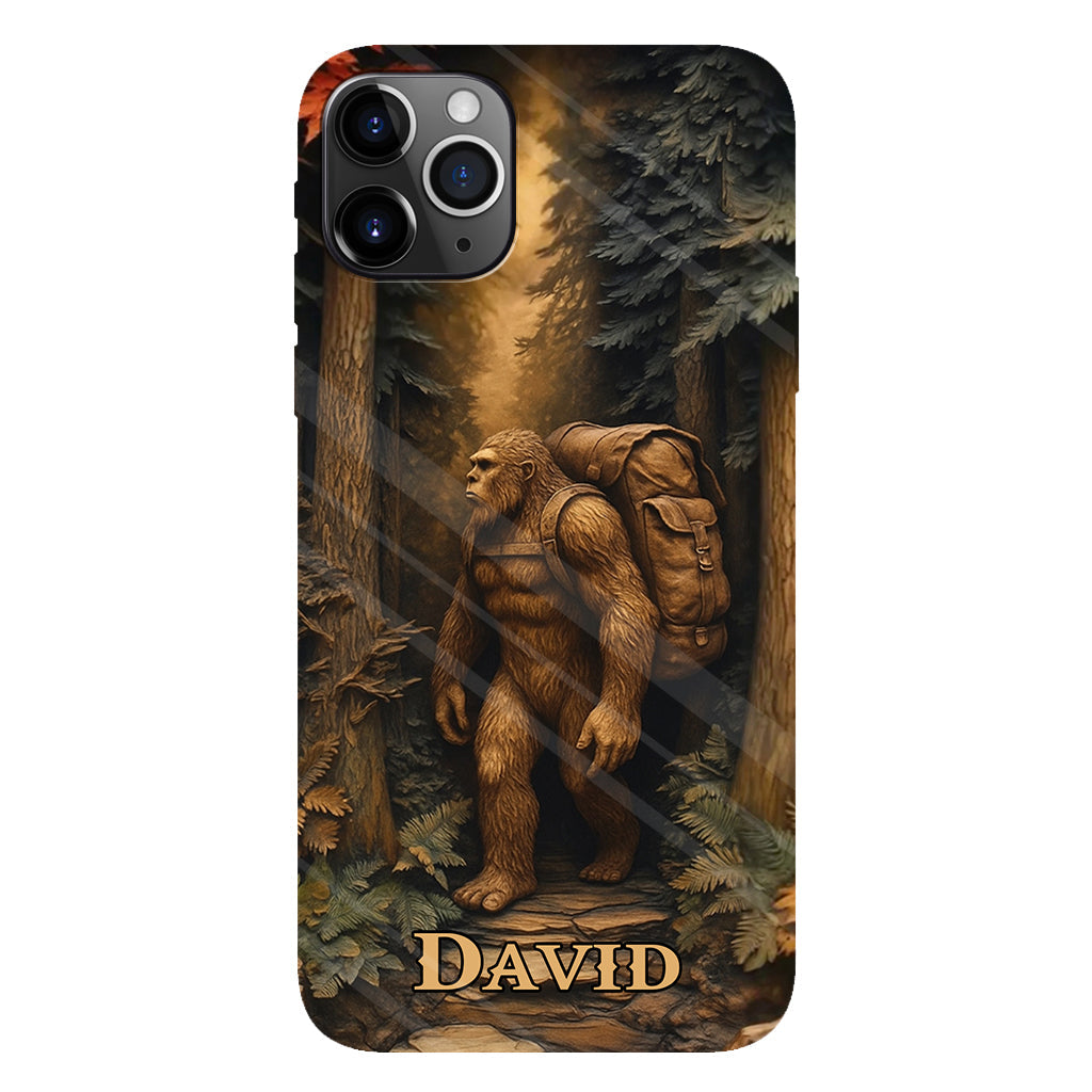 Sasquatch en forêt - Coque de téléphone personnalisée avec impression intégrale - Randonnée