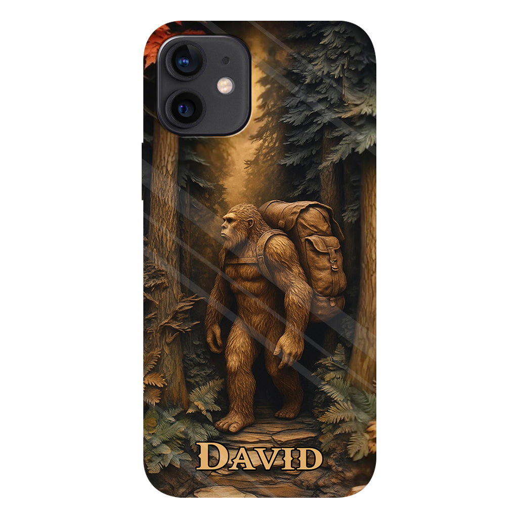 Sasquatch en forêt - Coque de téléphone personnalisée avec impression intégrale - Randonnée