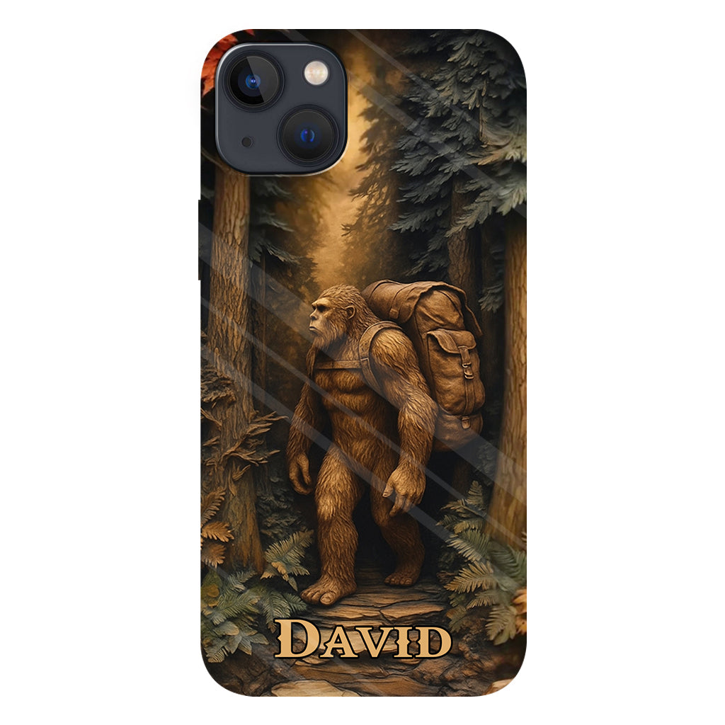 Sasquatch en forêt - Coque de téléphone personnalisée avec impression intégrale - Randonnée