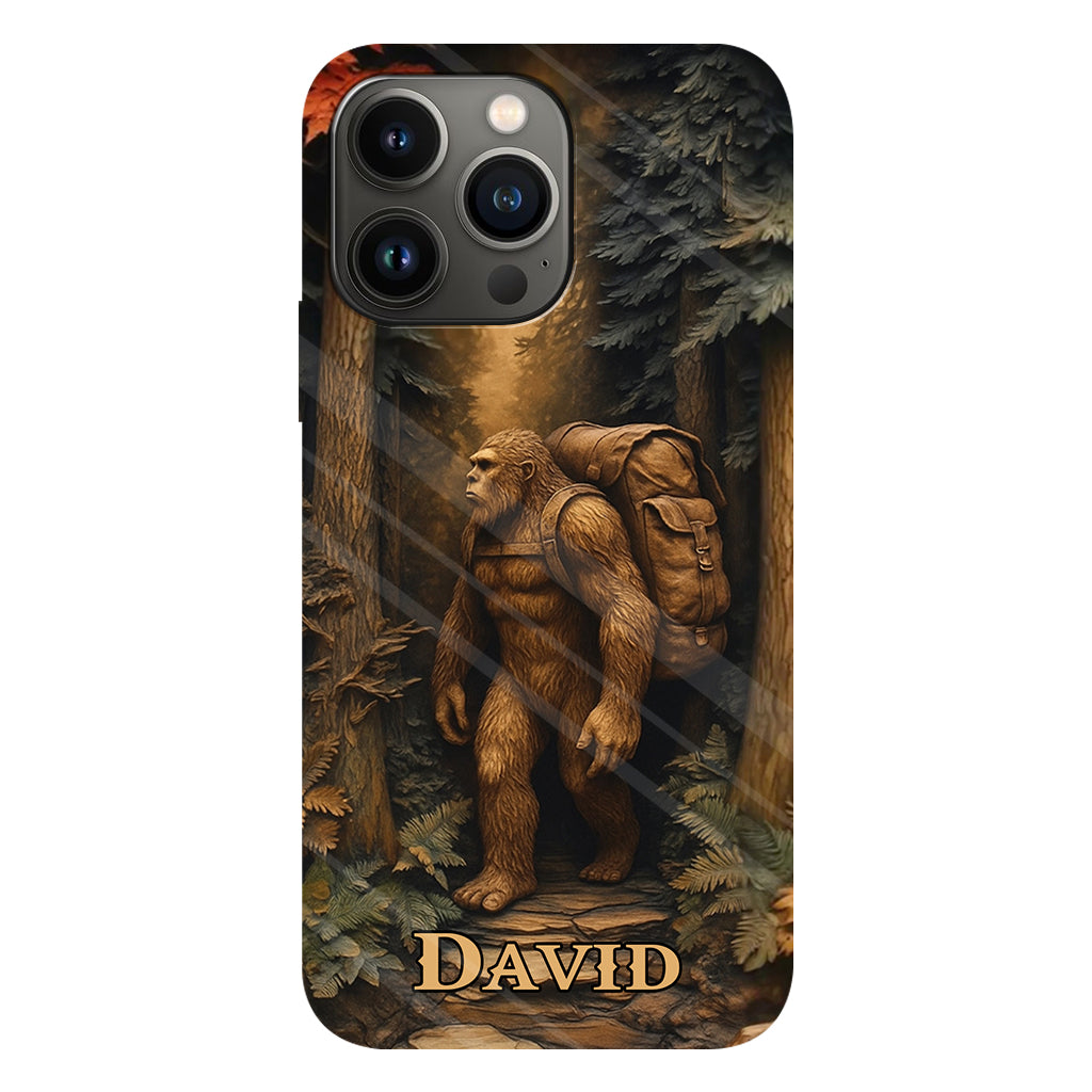Sasquatch en forêt - Coque de téléphone personnalisée avec impression intégrale - Randonnée