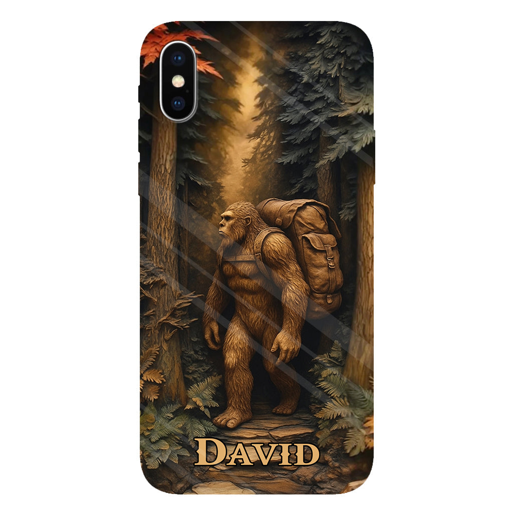 Sasquatch en forêt - Coque de téléphone personnalisée avec impression intégrale - Randonnée