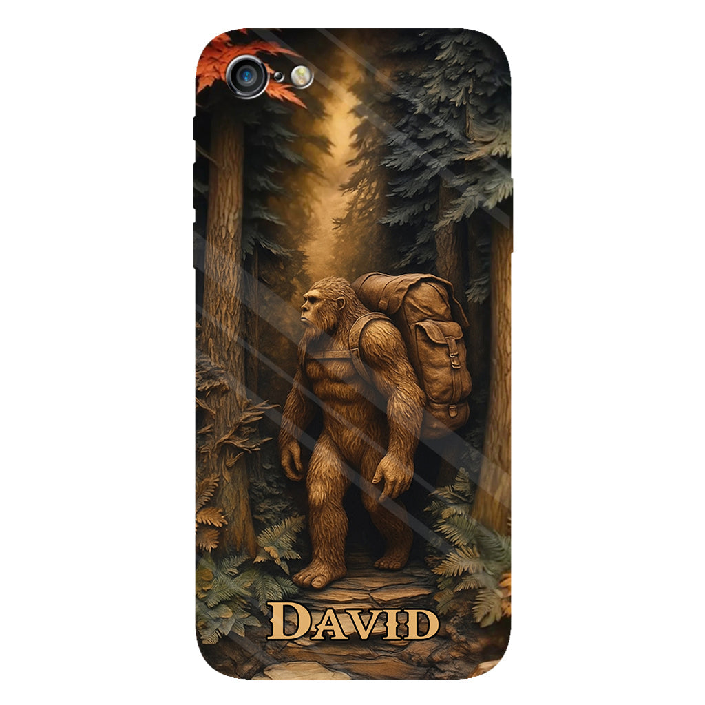 Sasquatch en forêt - Coque de téléphone personnalisée avec impression intégrale - Randonnée
