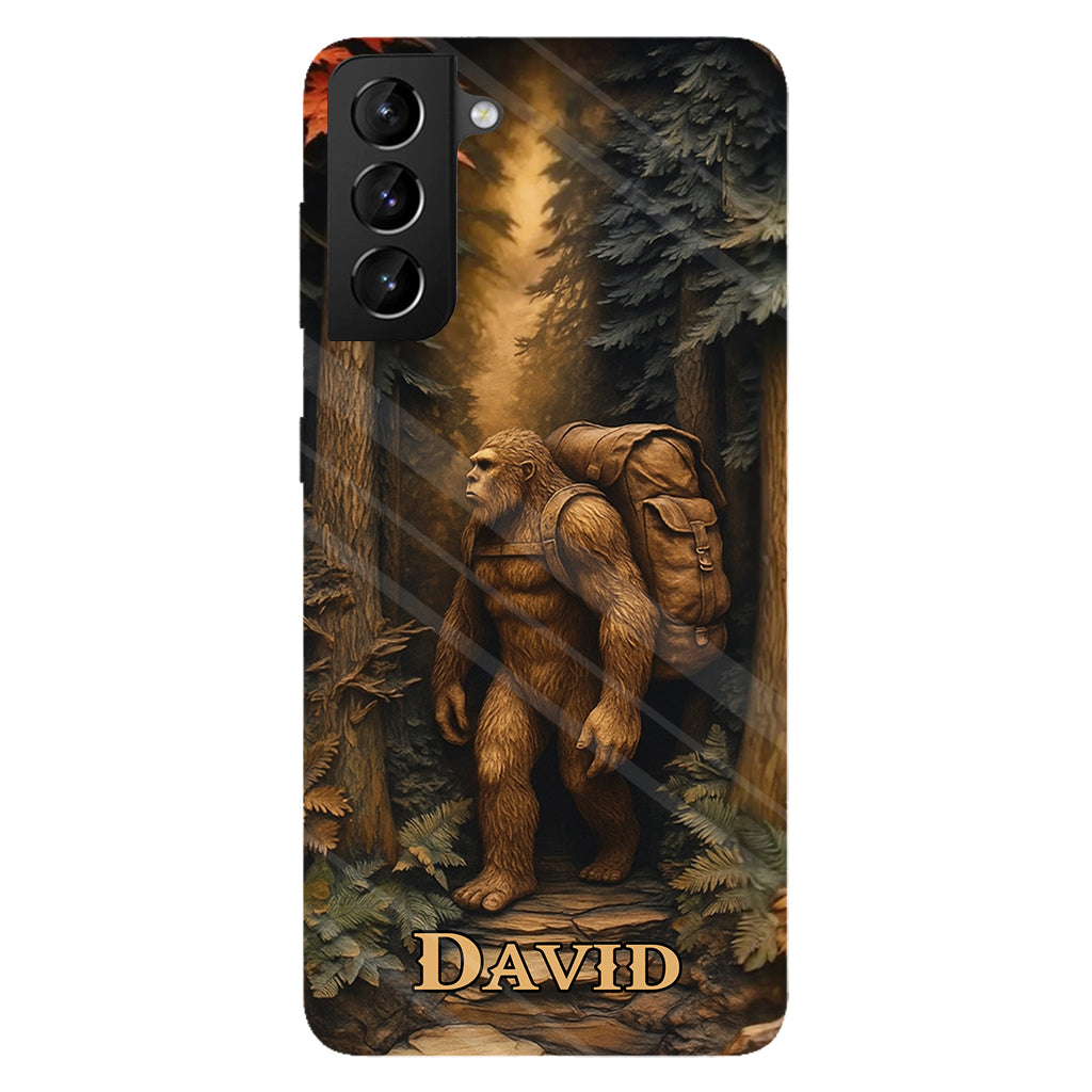 Sasquatch en forêt - Coque de téléphone personnalisée avec impression intégrale - Randonnée