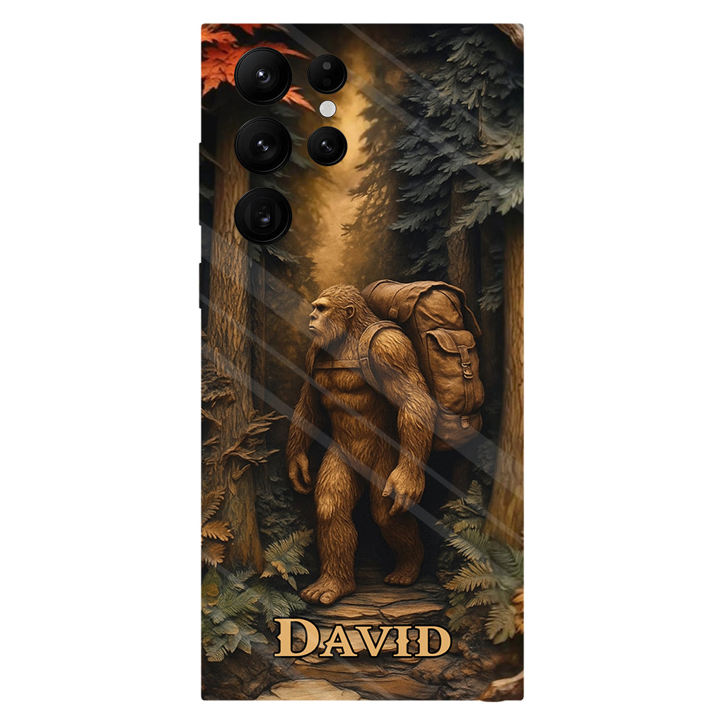 Sasquatch en forêt - Coque de téléphone personnalisée avec impression intégrale - Randonnée