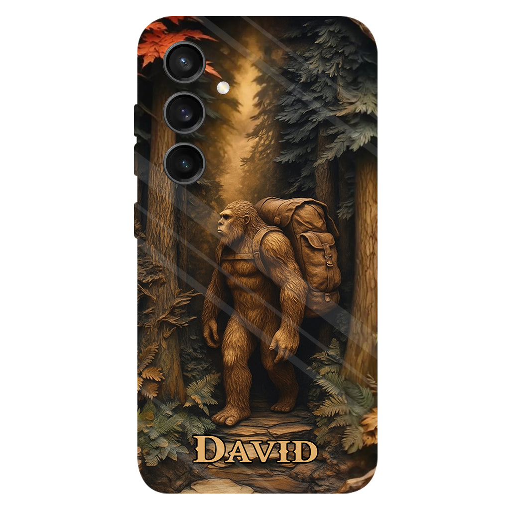 Sasquatch en forêt - Coque de téléphone personnalisée avec impression intégrale - Randonnée