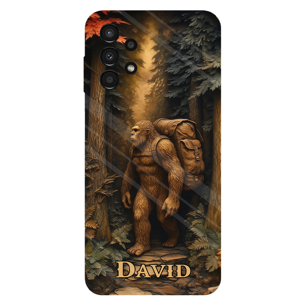 Sasquatch en forêt - Coque de téléphone personnalisée avec impression intégrale - Randonnée
