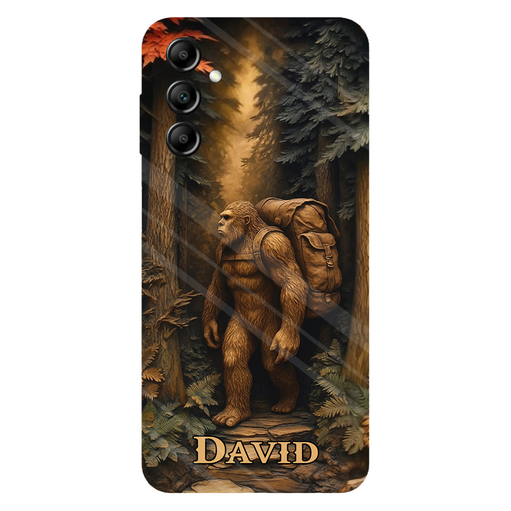 Sasquatch en forêt - Coque de téléphone personnalisée avec impression intégrale - Randonnée