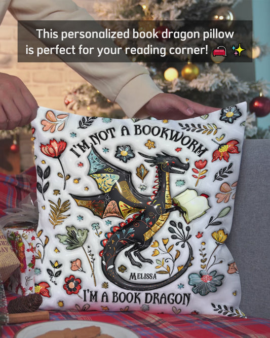 Je ne suis pas un rat de bibliothèque, je suis un dragon des livres - Coussin décoratif personnalisé en forme de livre