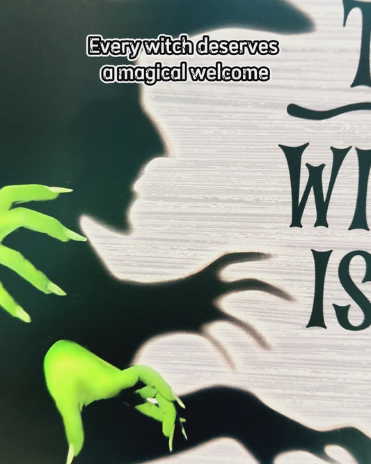 La sorcière est là - Panneau en bois personnalisé en forme de sorcière