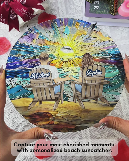 Famille heureuse profitant d'une plage romantique - Attrape-soleil personnalisé pour couple à suspendre à la fenêtre 