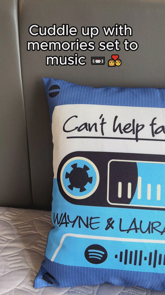 Coussin décoratif personnalisé pour couple avec un code QR à scanner et de nombreuses couleurs de fond, orné d'une mixtape personnalisée pour chaque couple.