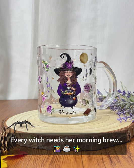 Cette sorcière a besoin de café avant de pratiquer ses arts magiques - Mug en verre personnalisé pour sorcière
