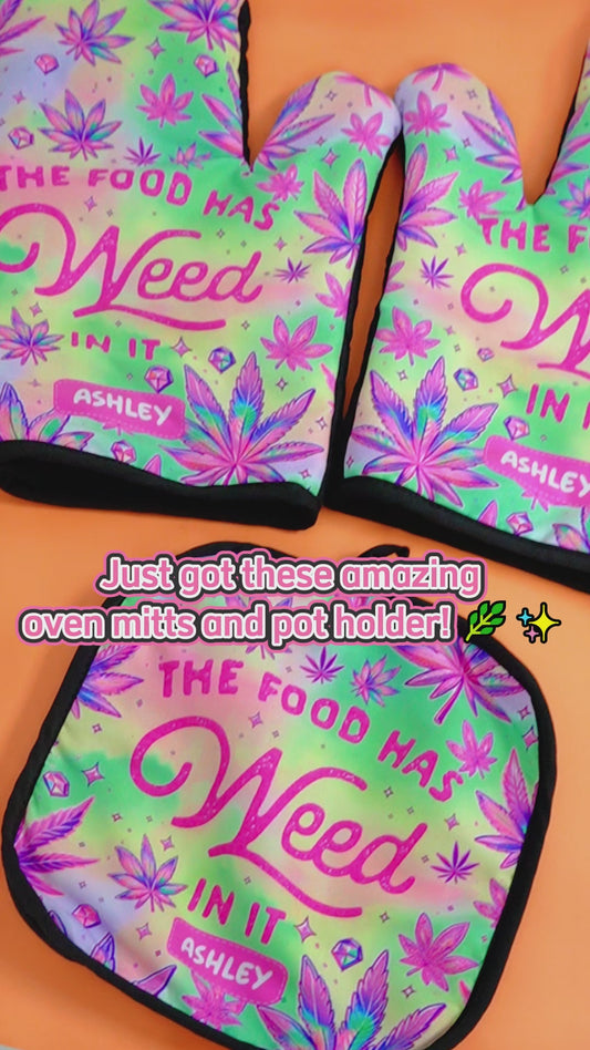 Ce plat contient du cannabis - Ensemble de gants de cuisine et de maniques personnalisés.