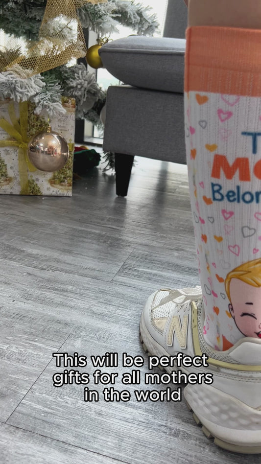 Cette maman appartient à - Chaussettes personnalisées pour maman
