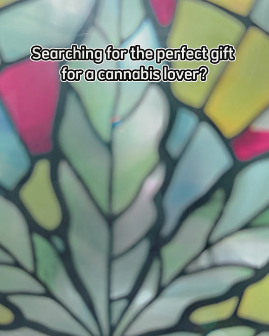 Il fait 420 quelque part - Décoration de fenêtre personnalisée attrape-soleil en forme de cannabis 