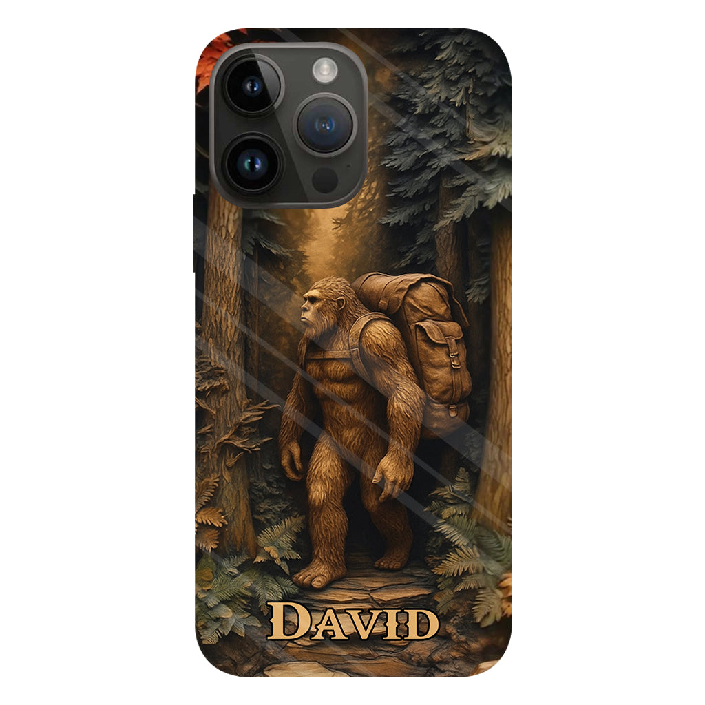 Sasquatch en forêt - Coque de téléphone personnalisée avec impression intégrale - Randonnée