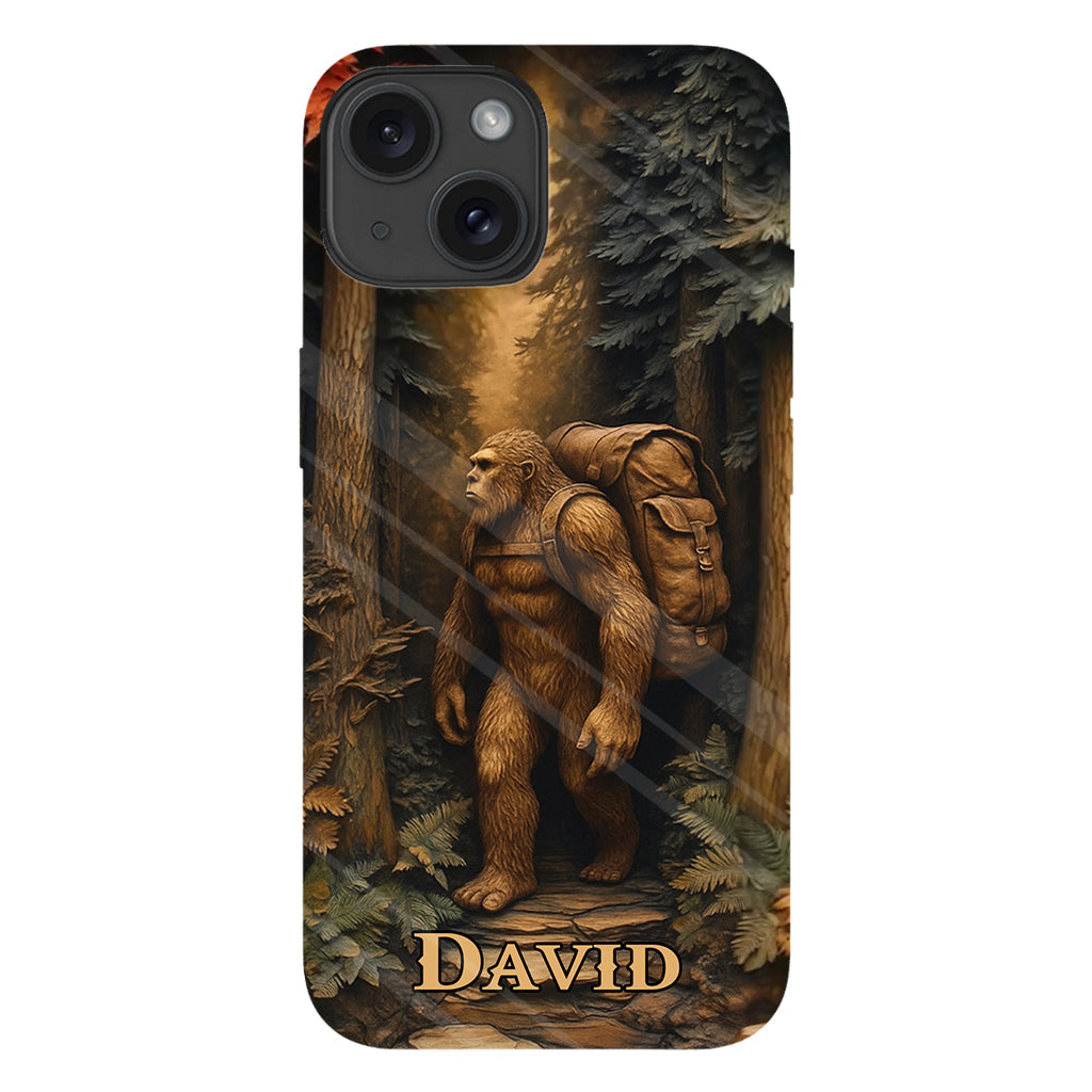 Sasquatch en forêt - Coque de téléphone personnalisée avec impression intégrale - Randonnée