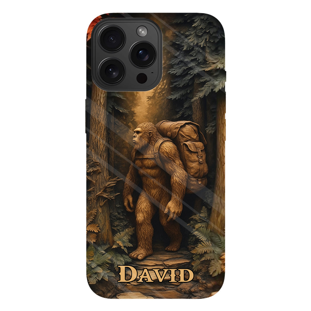 Sasquatch en forêt - Coque de téléphone personnalisée avec impression intégrale - Randonnée