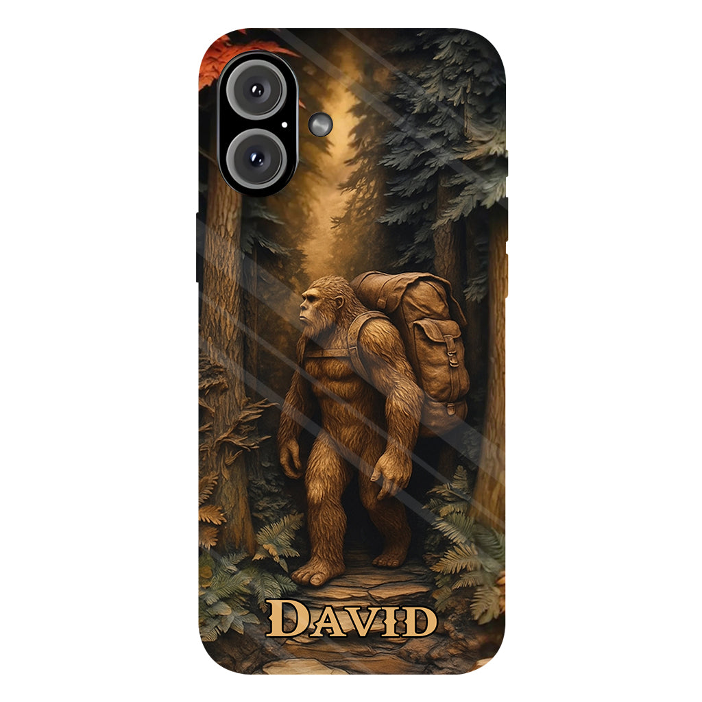 Sasquatch en forêt - Coque de téléphone personnalisée avec impression intégrale - Randonnée