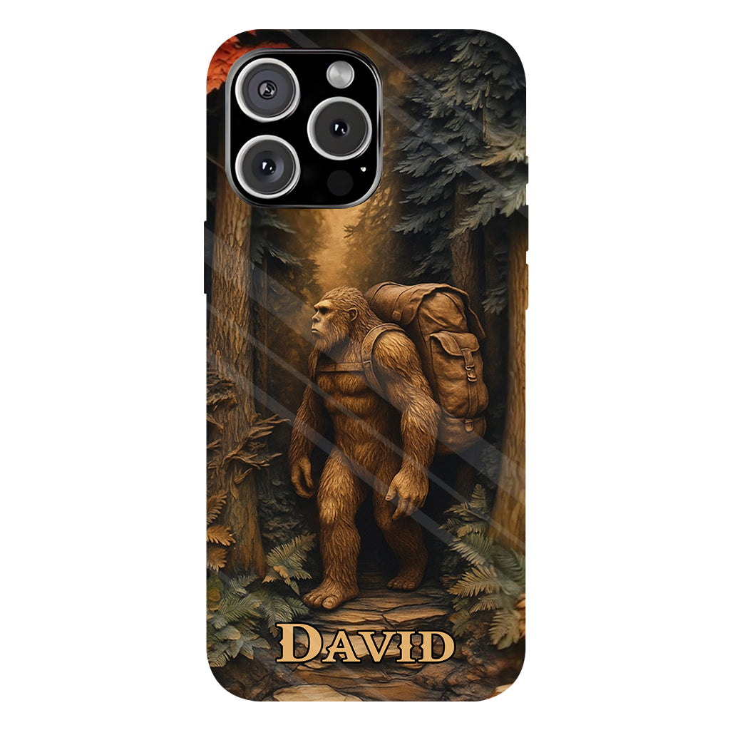 Sasquatch en forêt - Coque de téléphone personnalisée avec impression intégrale - Randonnée