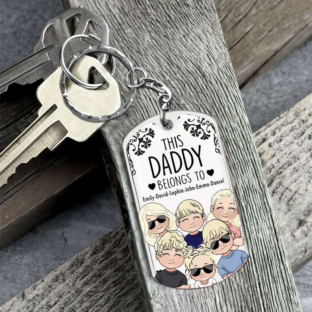 Ce père appartient à - Cadeau pour papa, grand-père, maman, oncle, tante, grand-mère - Porte-clés personnalisé en acier inoxydable