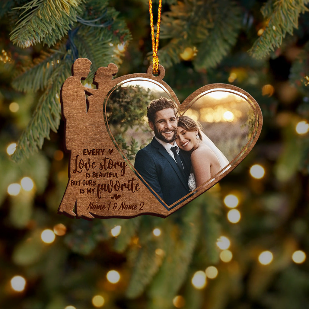 Chaque histoire d'amour est belle, mais la nôtre est ma préférée - Ornement de Noël personnalisé pour couple (Imprimé des deux côtés)