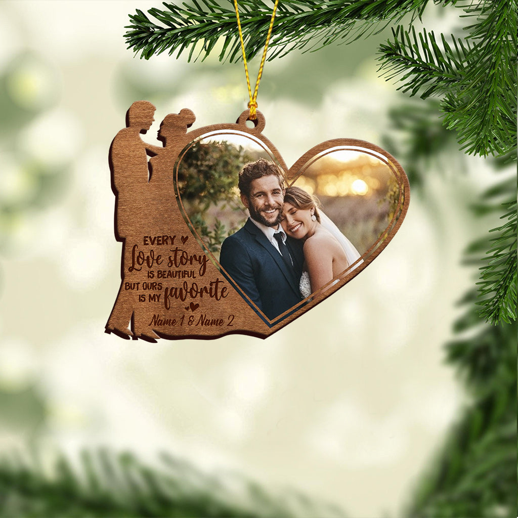 Chaque histoire d'amour est belle, mais la nôtre est ma préférée - Ornement de Noël personnalisé pour couple (Imprimé des deux côtés)