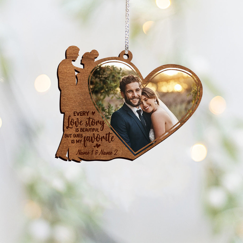 Chaque histoire d'amour est belle, mais la nôtre est ma préférée - Ornement de Noël personnalisé pour couple (Imprimé des deux côtés)