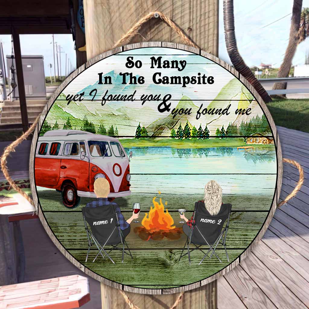 Panneau rond en bois personnalisé « Tellement de monde au camping »