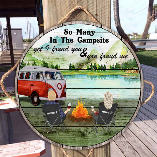 Panneau rond en bois personnalisé « Tellement de monde au camping »